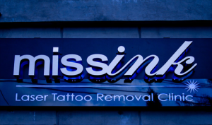 Miss Ink letrero clinica azul