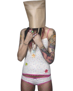 Miss Ink niña con tatuajes y bolsa en la cabeza